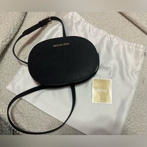 Jet Set Travel Medium Saffiano Leather Crossbody Bag